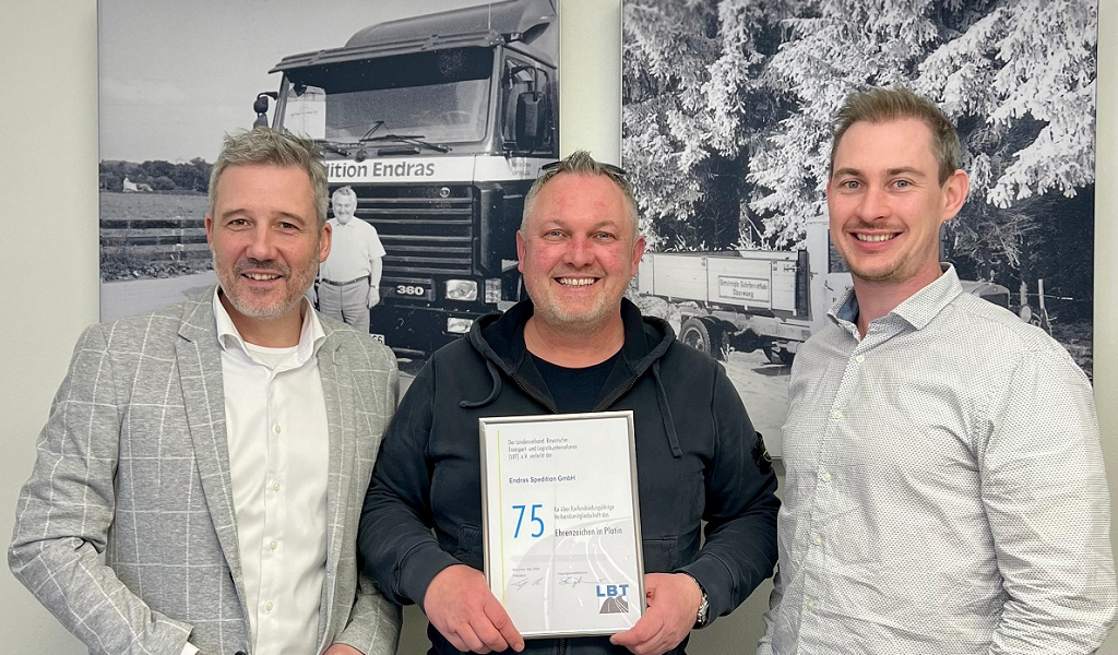 Von links: Stephan Doppelhammer (LBT), Willi Endras und Manuel Endras bei der Übergabe des Ehrenzeichens Platin für 75 Jahre Mitgliedschaft im LBT.