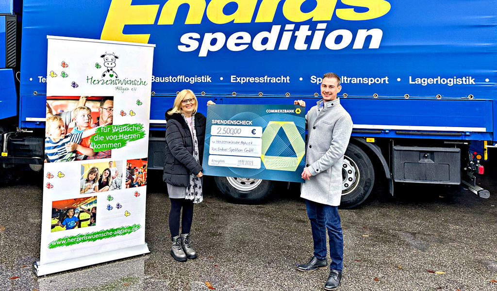 Von links: Andrea Portsidis (Vorsitzende Herzenswünsche Allgäu e.V.) und Manuel Endras (Endras-Spedition GmbH) bei der Scheckübergabe.