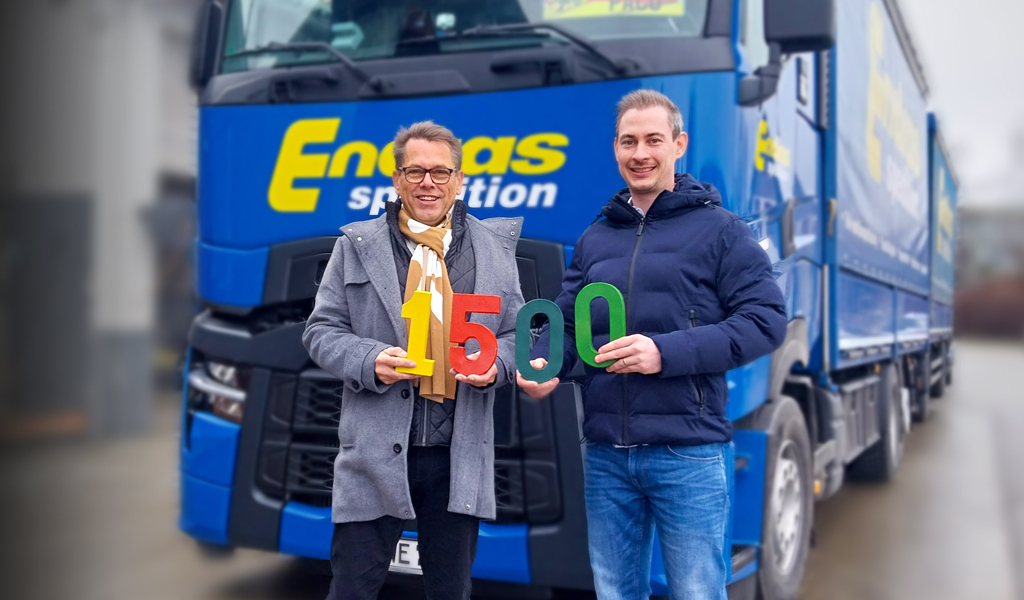 Von links: Jürgen Baunach (Vorstand Bunter Kreis Allgäu e.V.) und Manuel Endras (Endras-Spedition GmbH) bei der Übergabe der Weihnachtsspende.