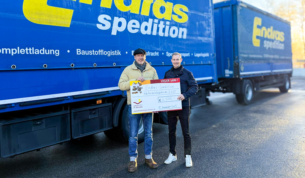 Von links: Holger Mock (Presse- und Öffentlichkeitsarbeit Kinderhospiz St. Nikolaus) und Manuel Endras (Geschäftsführer Endras-Spedition GmbH) bei der Übergabe des Spendenschecks.