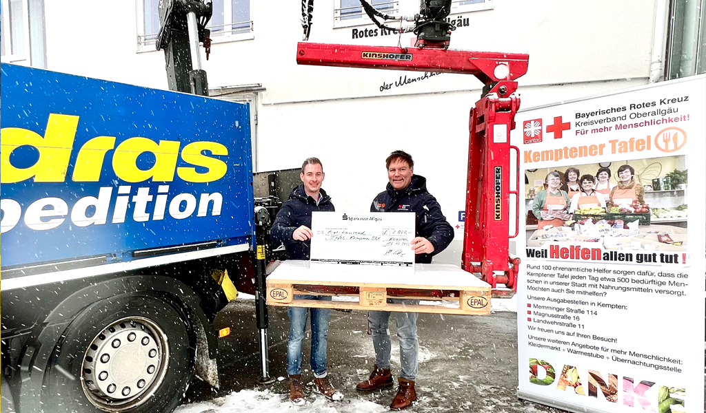 Von links: Manuel Endras (Endras-Spedition GmbH) und Markus Wille (BRK – Kreisverband Oberallgäu) bei der Übergabe der Spende.