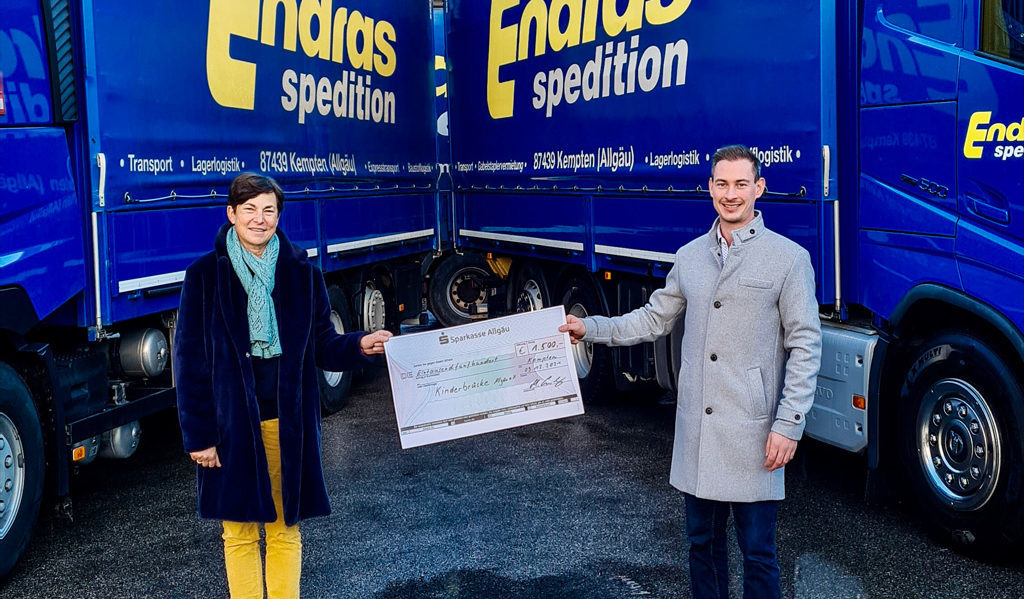 Simone Burk-Seitz (1. Vorsitzende Kinderbrücke Allgäu e.V.) und Manuel Endras (Endras-Spedition GmbH) bei der Übergabe der Weihnachtsspende.