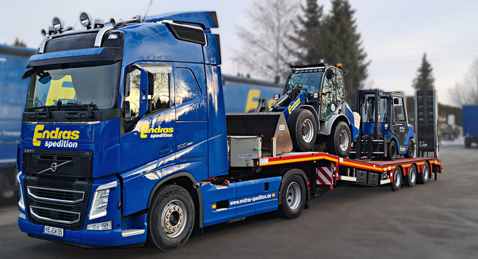 Ein Endras-Tieflader transportiert Baumaschinen