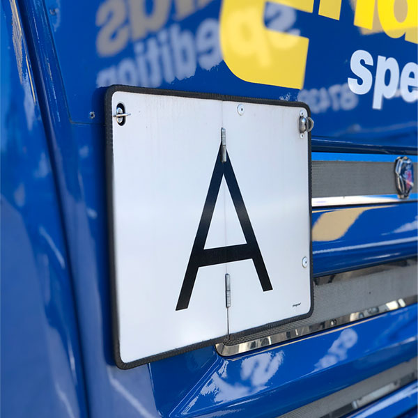 Eine Kennzeichnungstafel mit dem Buchstaben A an einem Endras-Lkw