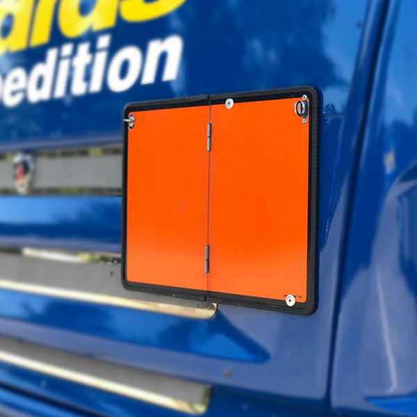 Eine orangefarbene Gefahrgut-Warntafel an einem Endras-Lkw